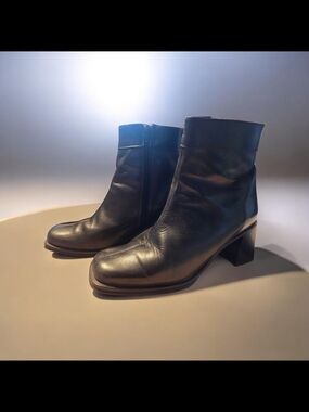 Santana Canada Black Leather Mid-Heel Ankle Boots